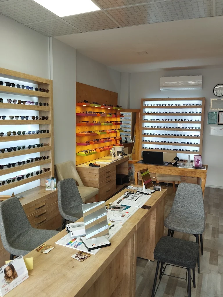İlhan Optik mağaza içi — Kemalpaşa'da gözlük ve güneş gözlüğü vitrinleri